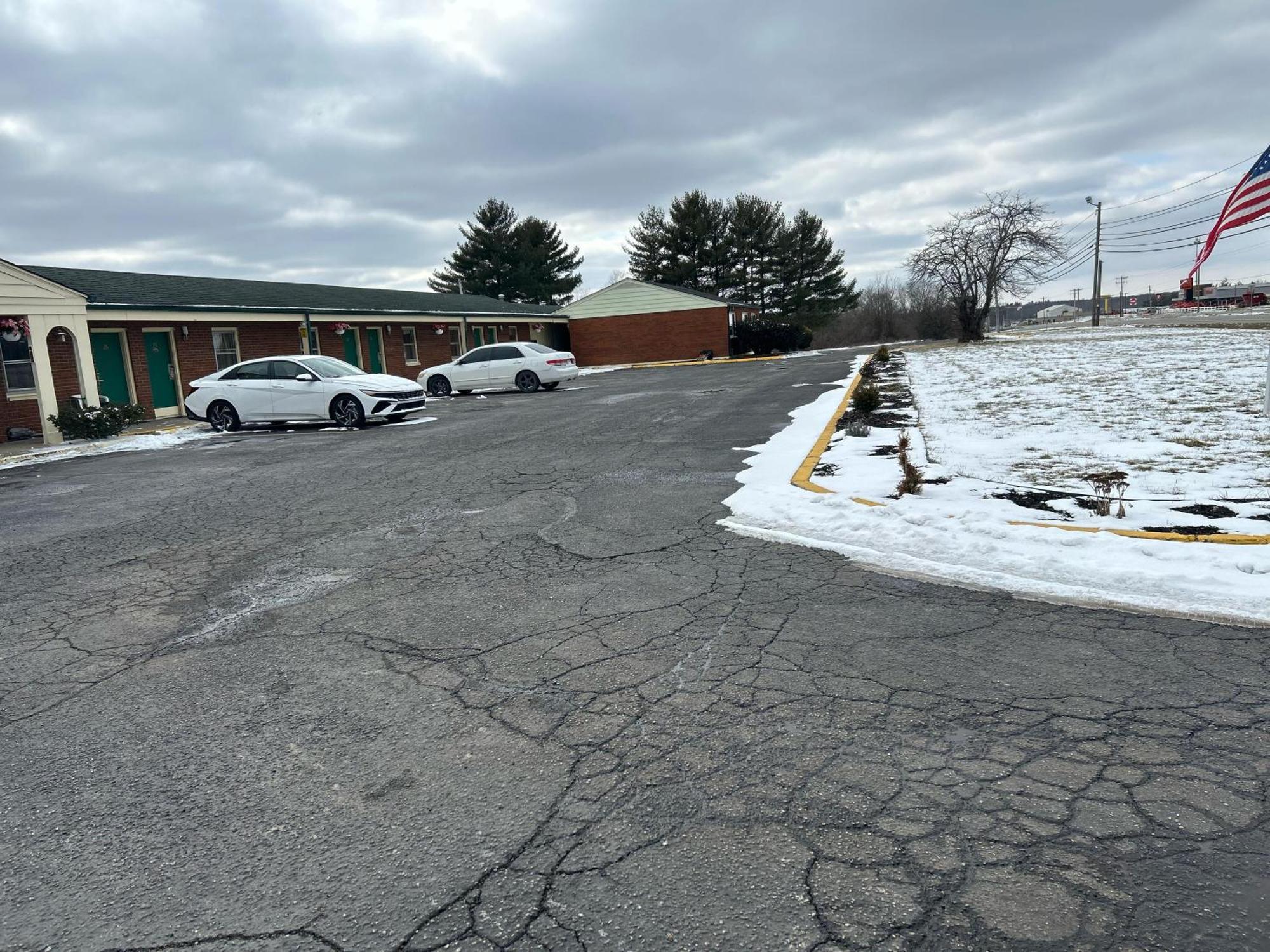 Hillcrest Motel By Oyo Aurora Near Lawrenceburg Exterior foto