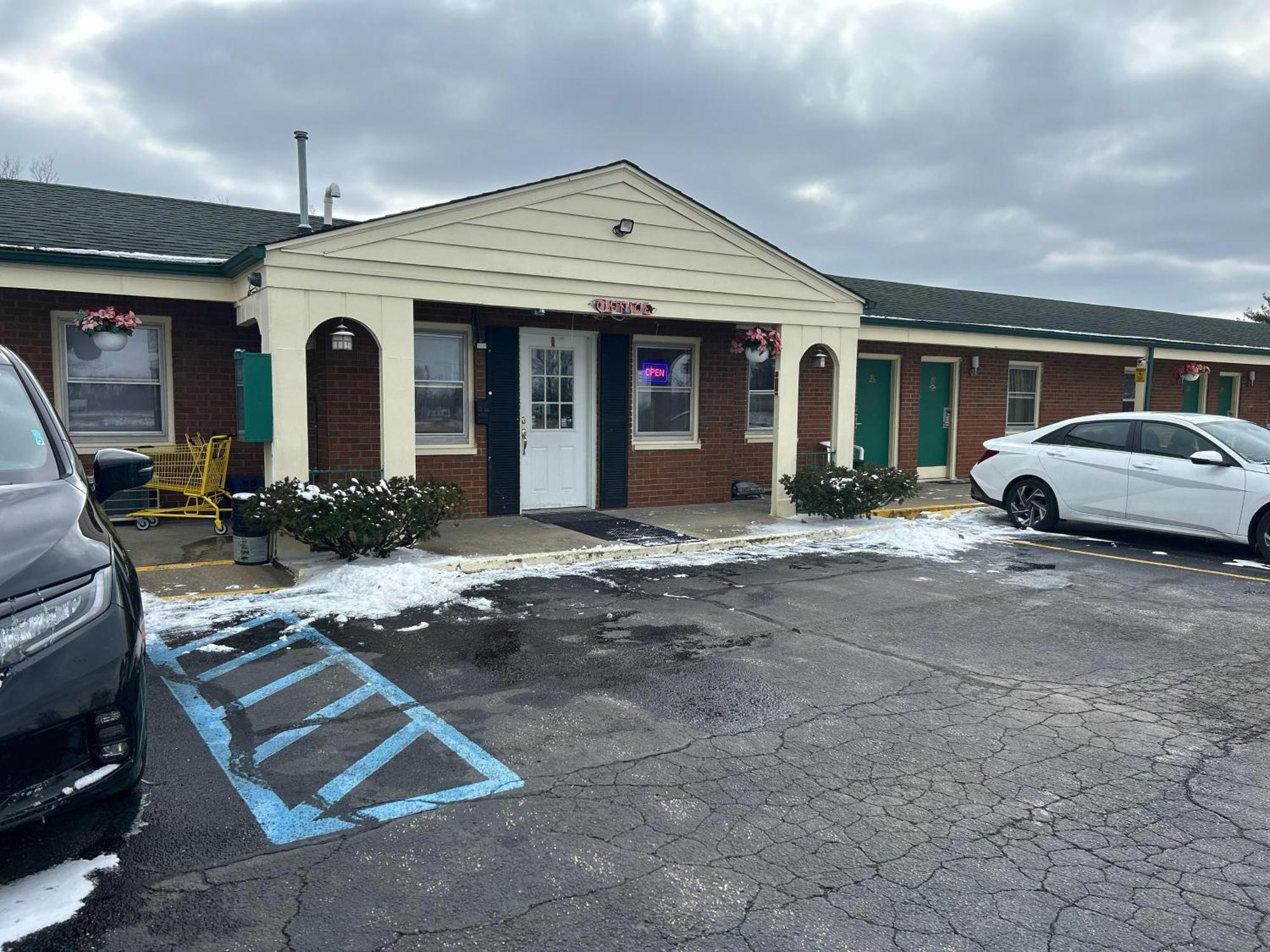 Hillcrest Motel By Oyo Aurora Near Lawrenceburg Exterior foto