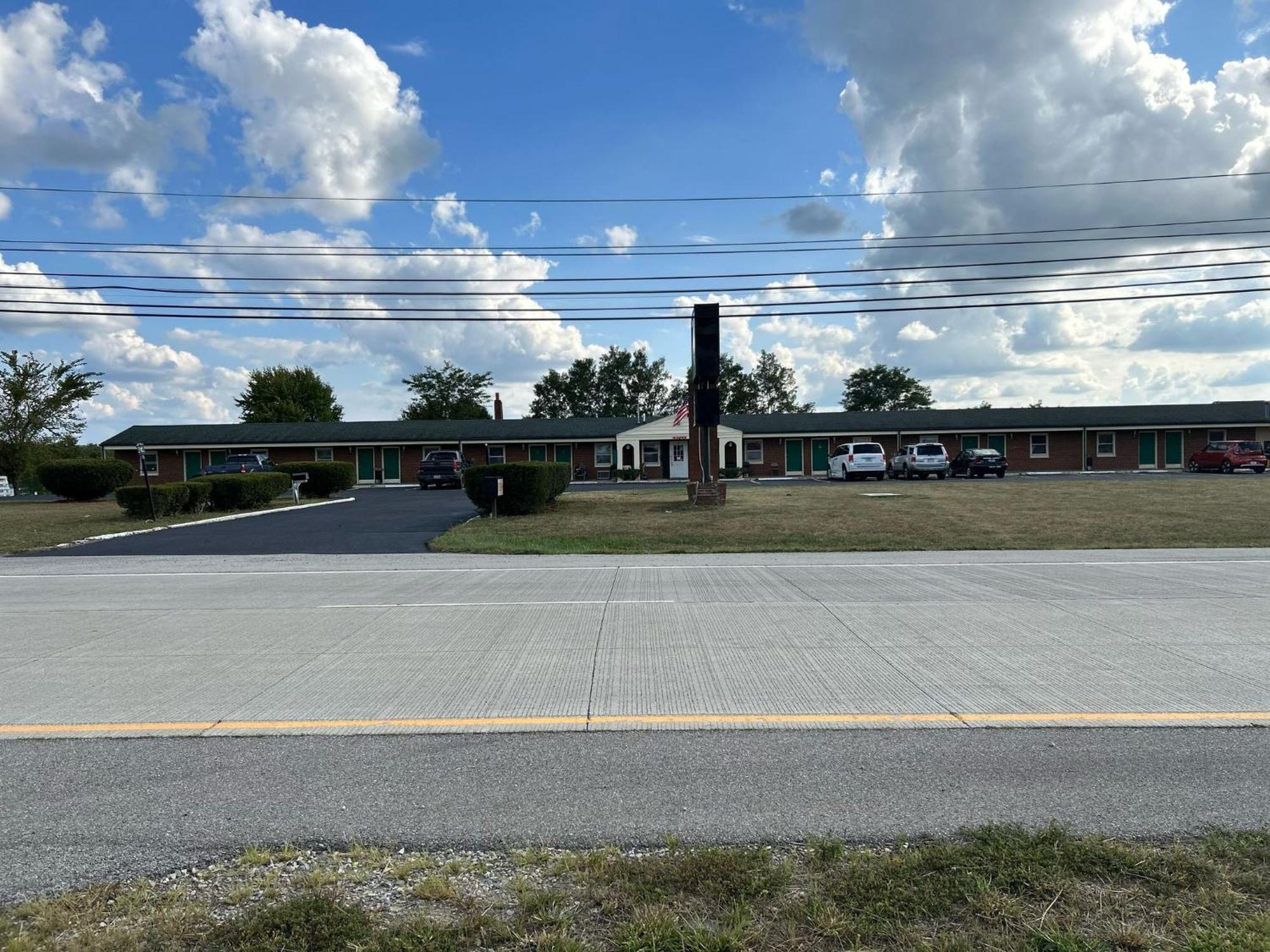 Hillcrest Motel By Oyo Aurora Near Lawrenceburg Exterior foto
