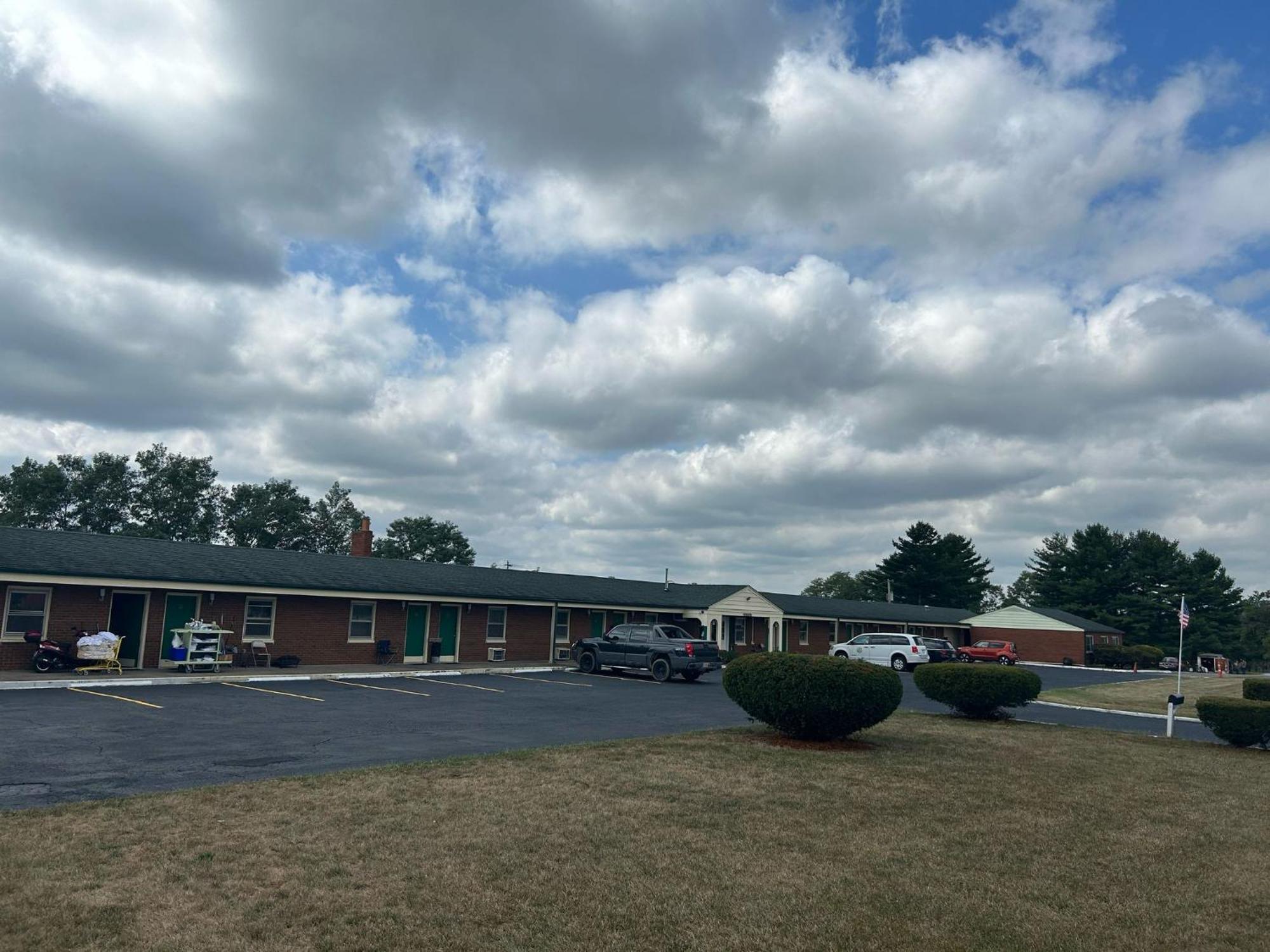 Hillcrest Motel By Oyo Aurora Near Lawrenceburg Exterior foto