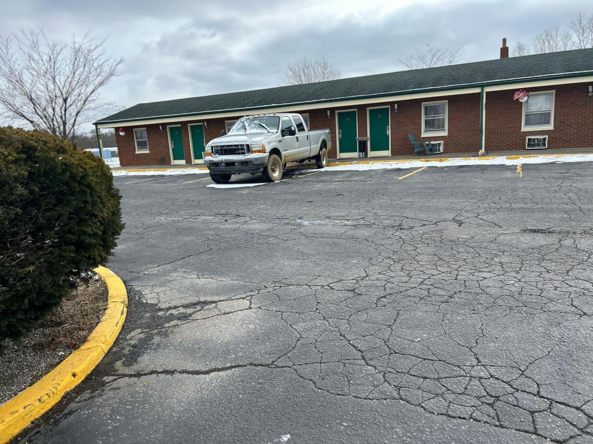 Hillcrest Motel By Oyo Aurora Near Lawrenceburg Exterior foto
