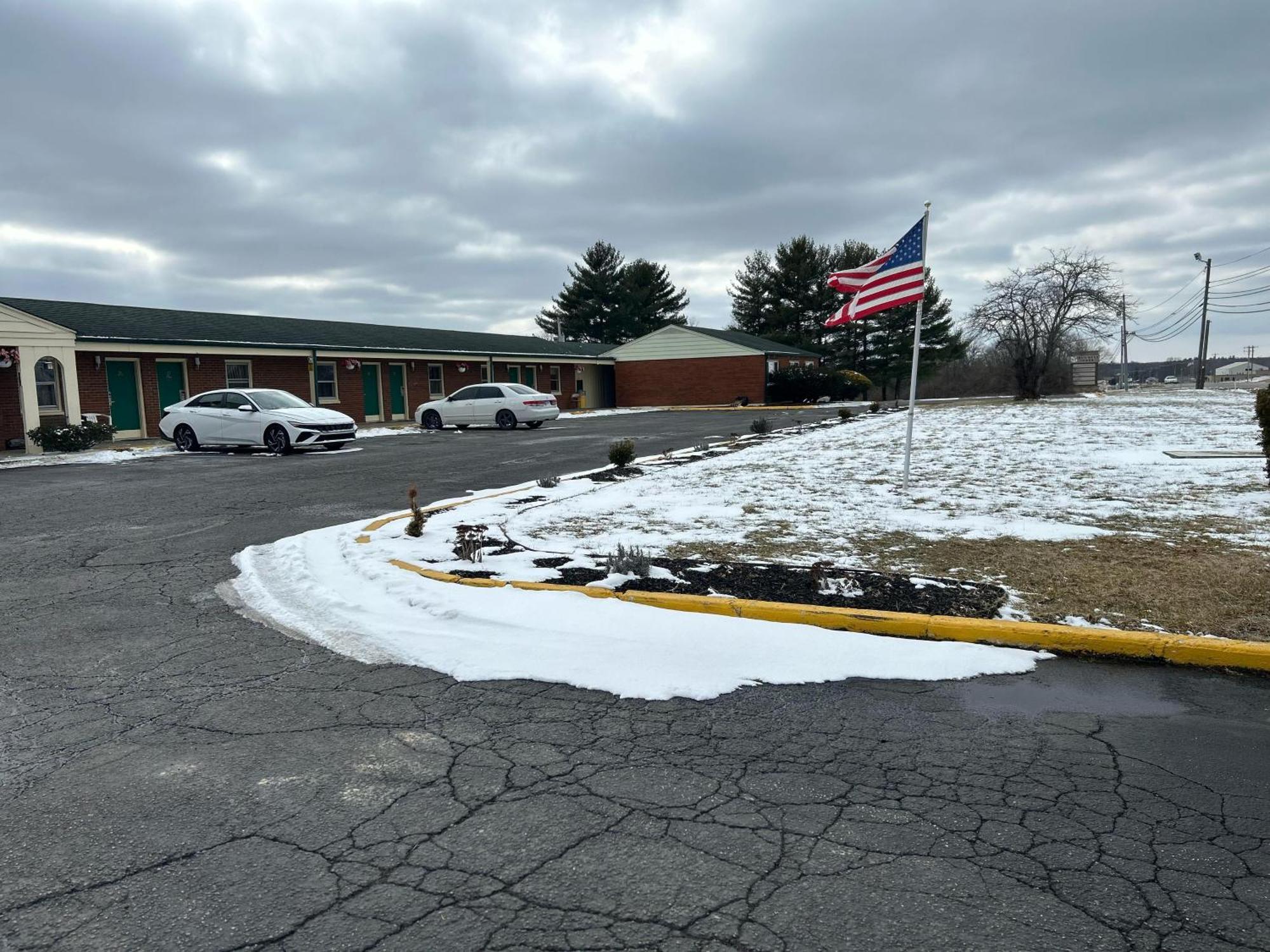 Hillcrest Motel By Oyo Aurora Near Lawrenceburg Exterior foto
